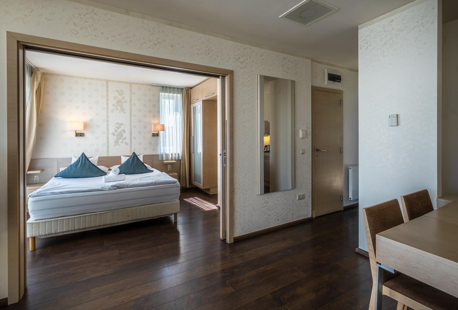 Echo Residence All Suite Hotel Тихань Экстерьер фото