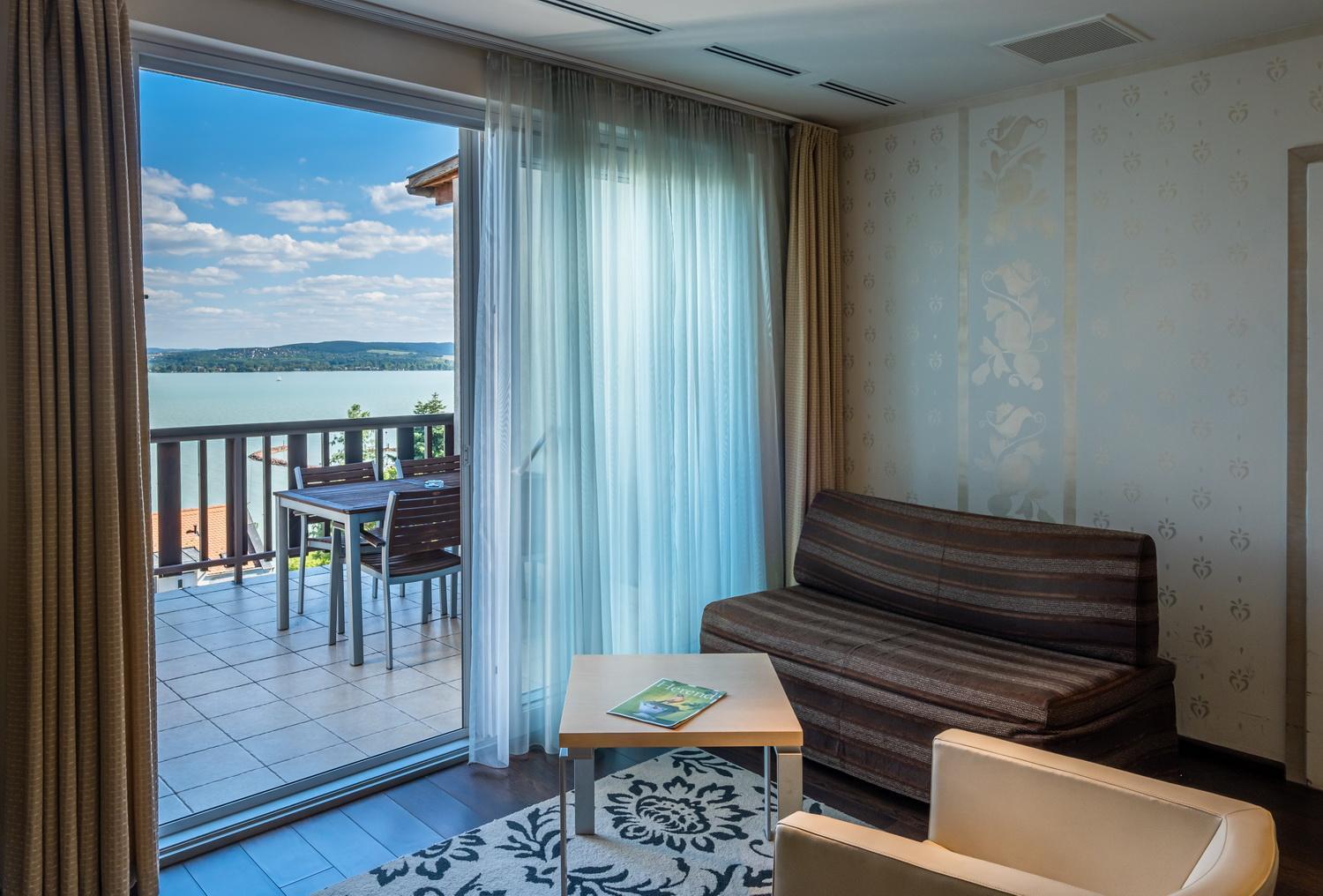 Echo Residence All Suite Hotel Тихань Экстерьер фото
