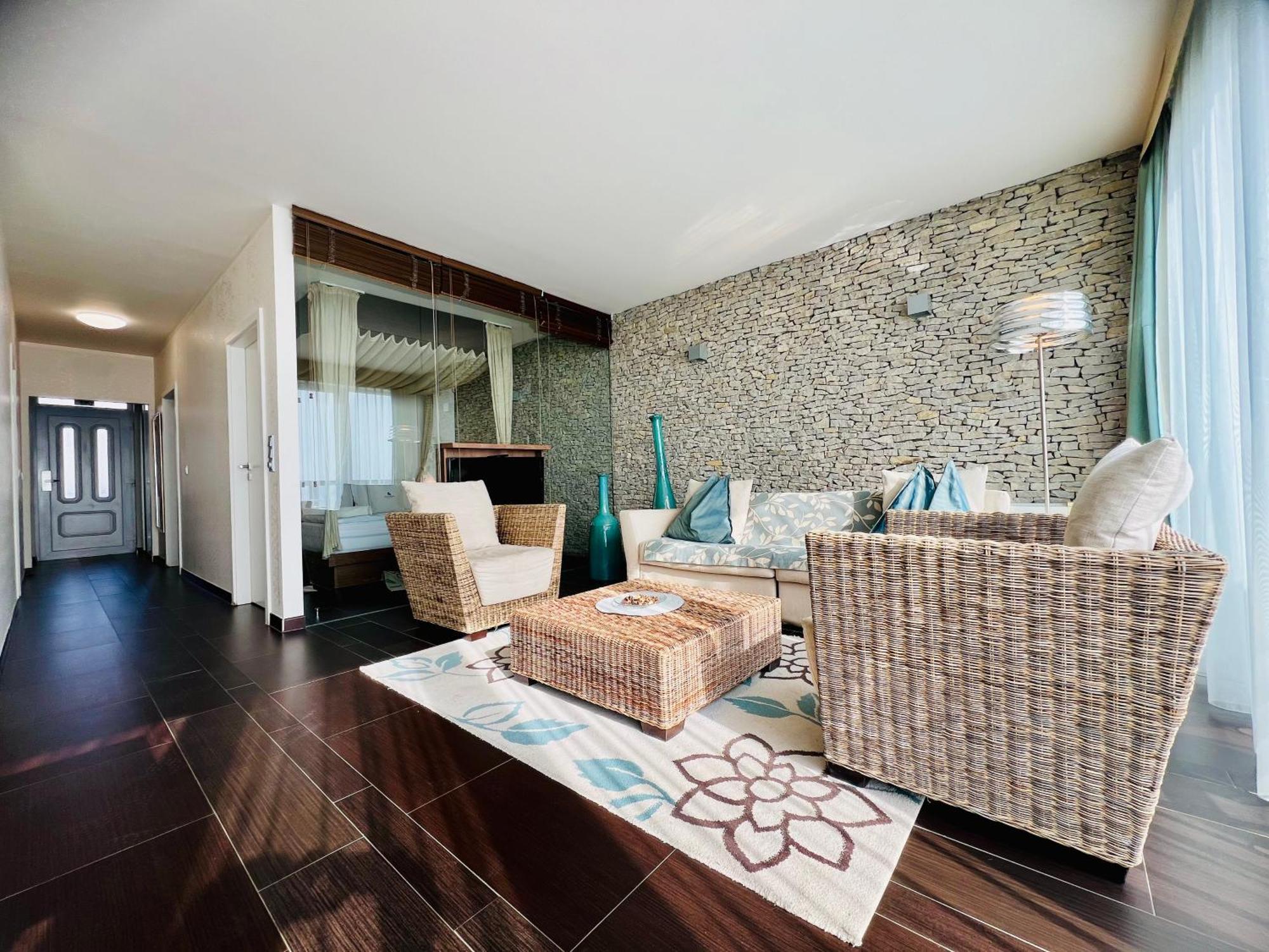 Echo Residence All Suite Hotel Тихань Экстерьер фото